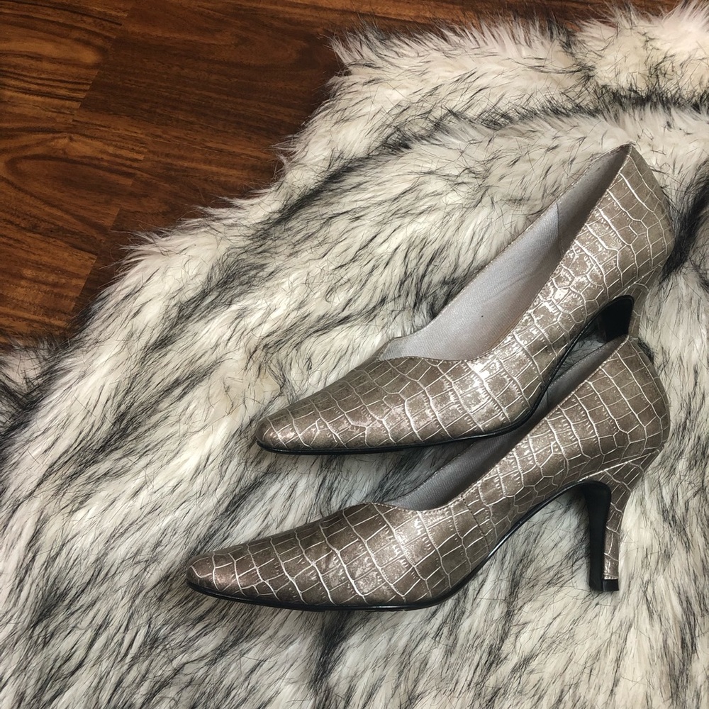 Life Stride | Snakeskin Pumps
